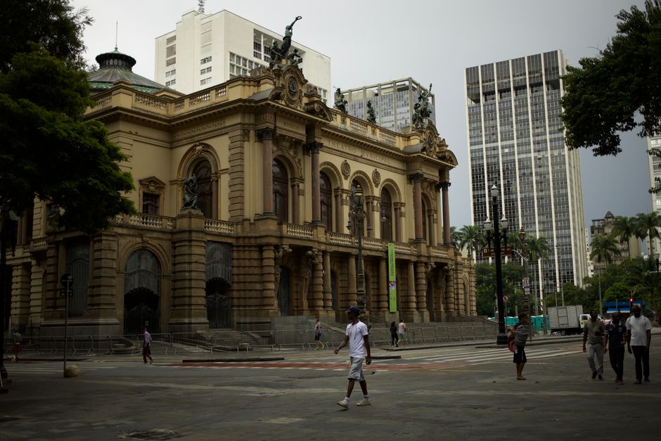 Política São Paulo — The grand architecture of São Paulo's Municipal Theater captured with city life bustling around.